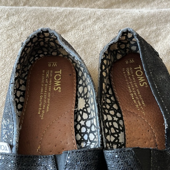 Tom’s black shimmery slip on, cushioned insole! Sz. 8M, worn around the edges! - Picture 6 of 6